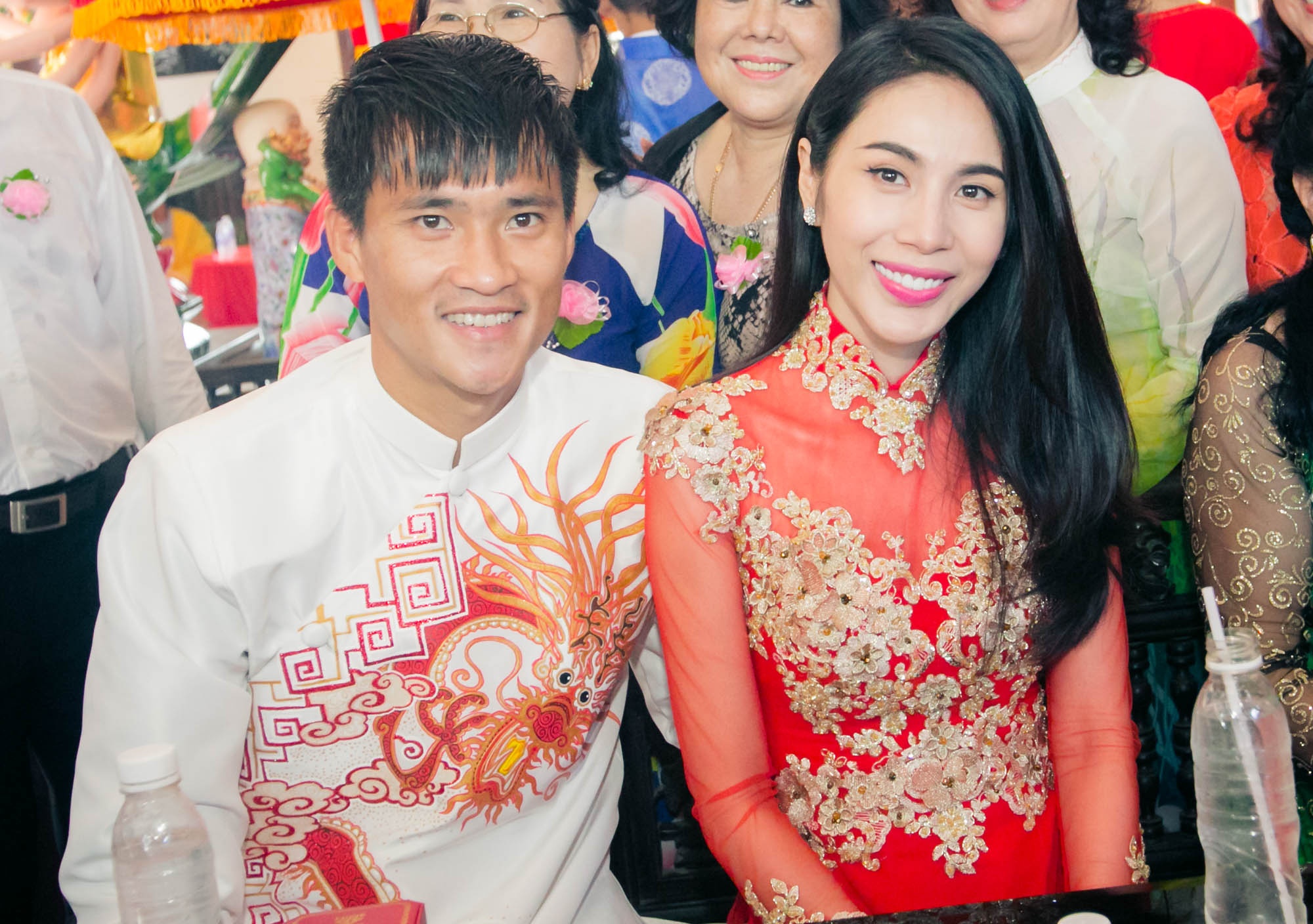 Đôi vợ chồng trẻ rạng ngời trước ống kính. Trải qua 6 năm yêu nhau và gặp không ít biến cố, cặp đôi đã có một kết thúc đẹp và được người hâm mộ ủng hộ.