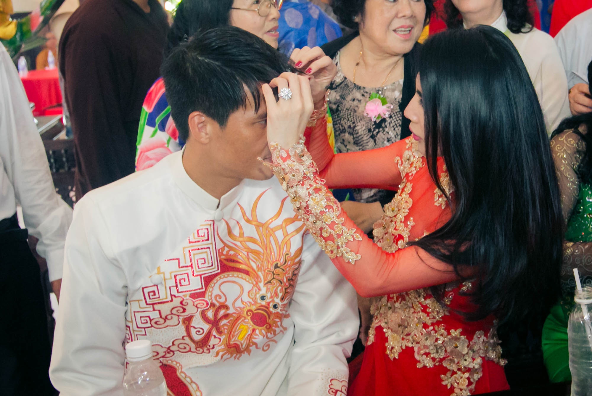 Thủy Tiên chỉnh sửa tóc cho vị hôn phu. Để được gần gũi, chăm sóc vợ con, mới đây Công Vinh đã chuyển về thi đấu cho Bình Dương.