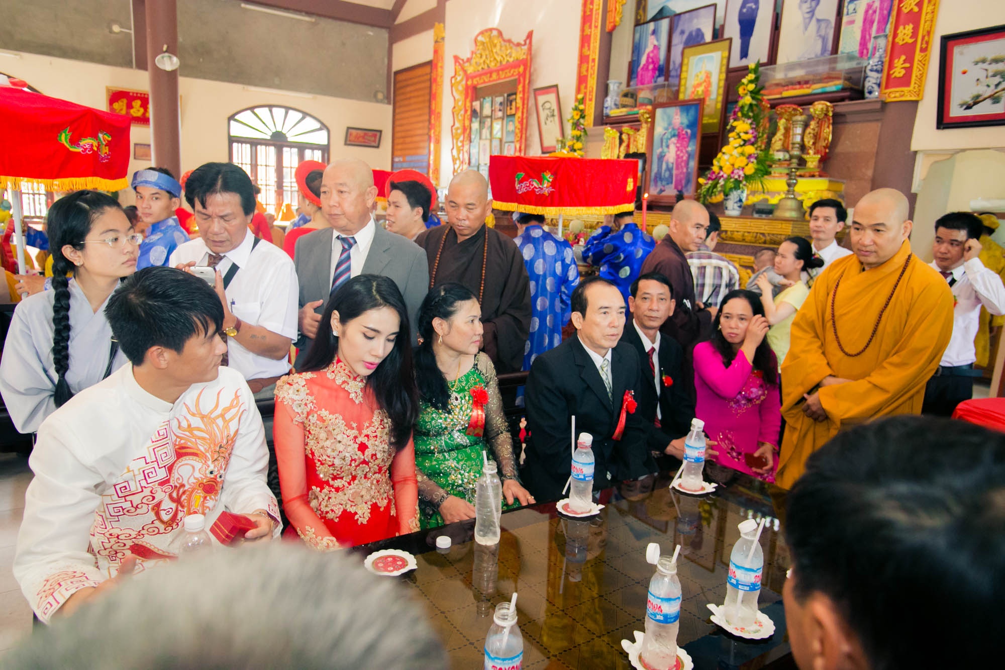 Gia đình hai họ lên chùa đông đủ dự lễ hằng thuận của đôi trai tài gái sắc. Sau đó, họ dùng bữa tiệc chay tại chùa.