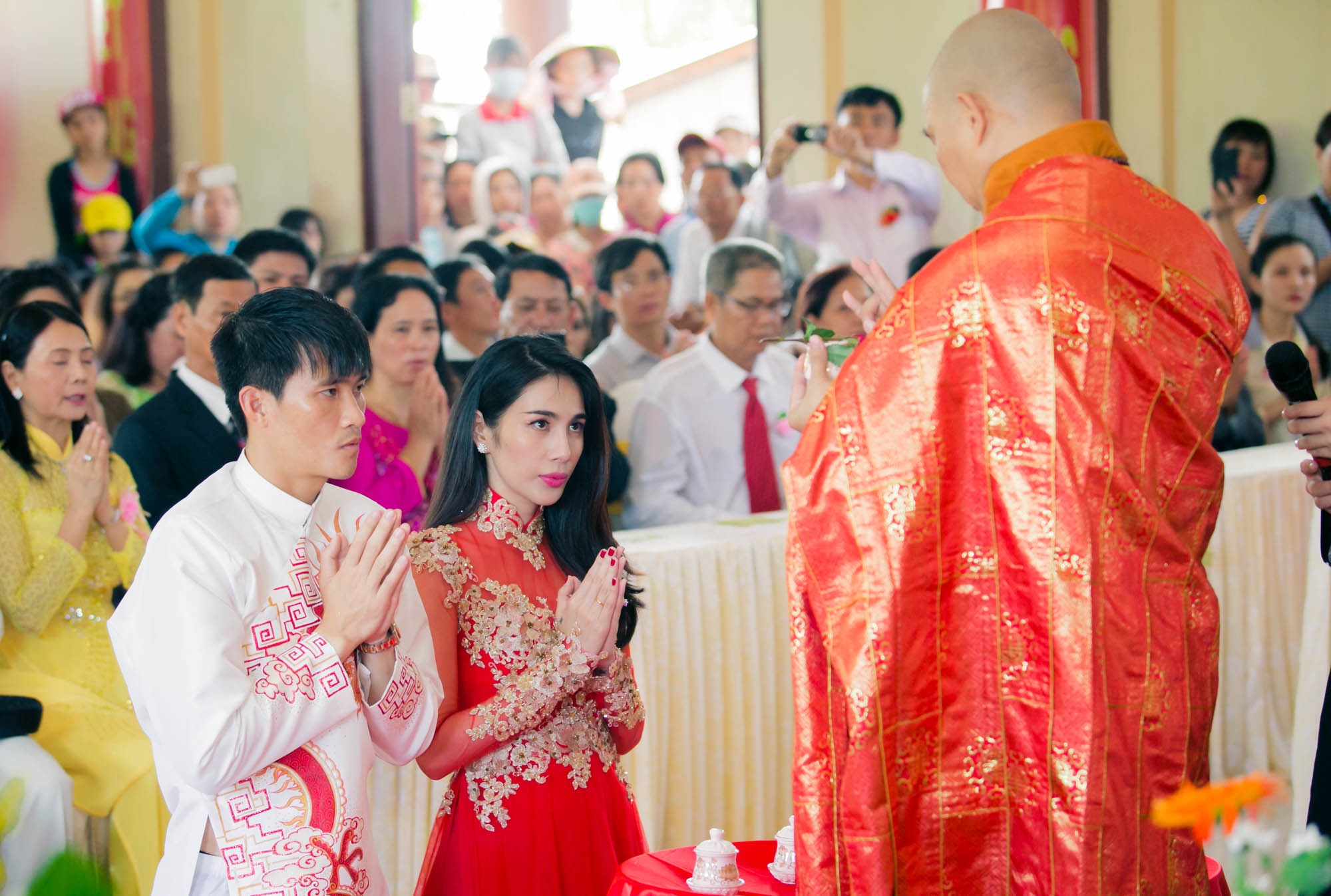 Vợ chồng nữ ca sĩ làm lễ trước sự chứng kiến của các sư thầy, họ hàng và bà con Kiên Giang. Không khí trong buổi lễ diễn ra rất nghiêm trang, ấm cúng. Thủy Tiên và Công Vinh sẽ ở lại đãi khách trước khi về nhà chuẩn bị trang điểm cho bữa tiệc tối nay.