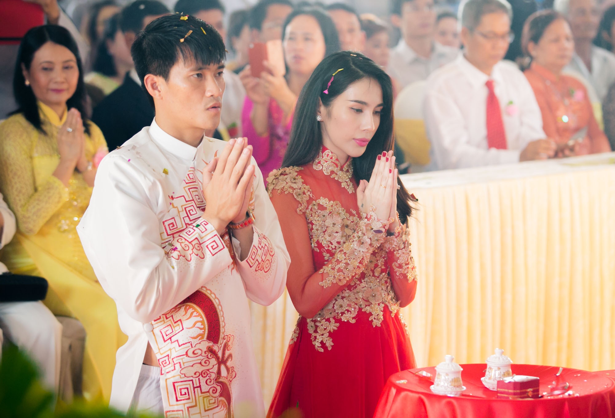 Cô dâu chú rể và mọi người trong gia đình thành tâm cầu nguyện nơi cửa chùa.