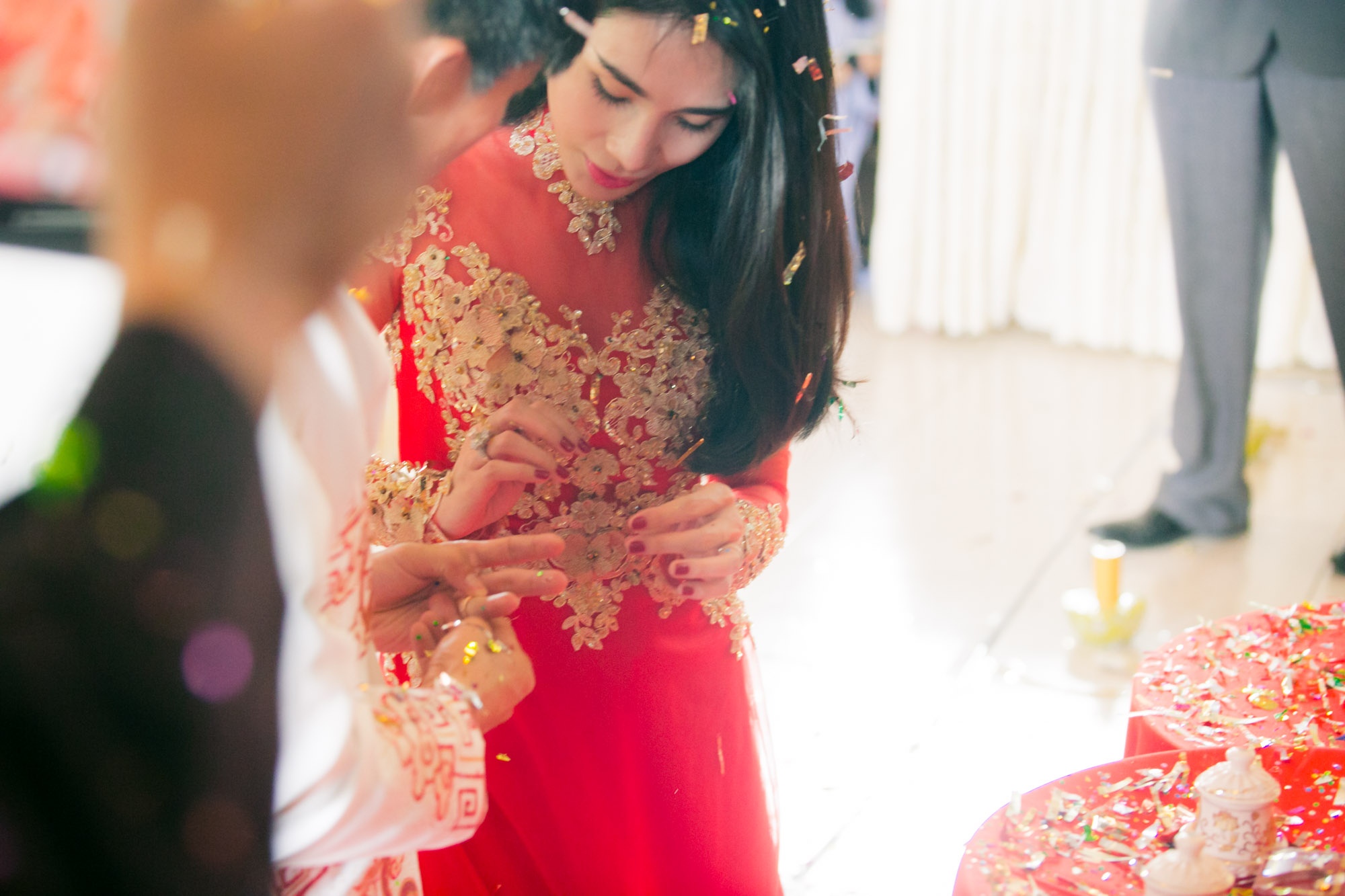 Sau lời căn dặn của Sư thầy, Thủy Tiên - Công Vinh làm lễ, trao nhẫn và tuyên thề.