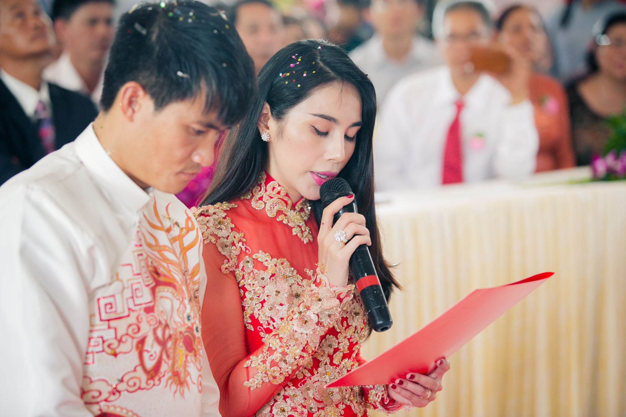 Trong buổi lễ, cặp đôi được sư trụ trì căn dặn về chữ tình, chữ nghĩa trong hôn nhân và cầu chúc cho cả hai sống đến răng long đầu bạc.