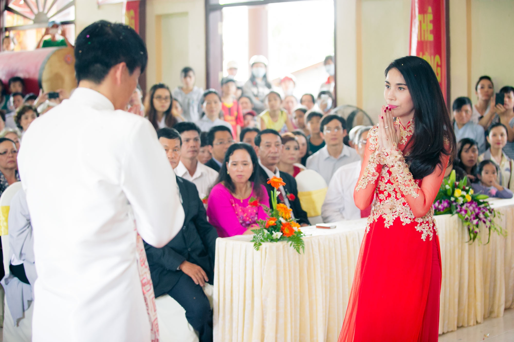 Công Vinh và Thuỷ Tiên được sư thầy hỏi rằng, hai con đã trả hiếu cho bố mẹ chưa. Cả hai im lặng. Sau đó thầy tiếp tục hỏi Thuỷ Tiên, mỗi khi về nhà mẹ con có bảo con mang tiền về không? Nữ ca sĩ lắc đầu.