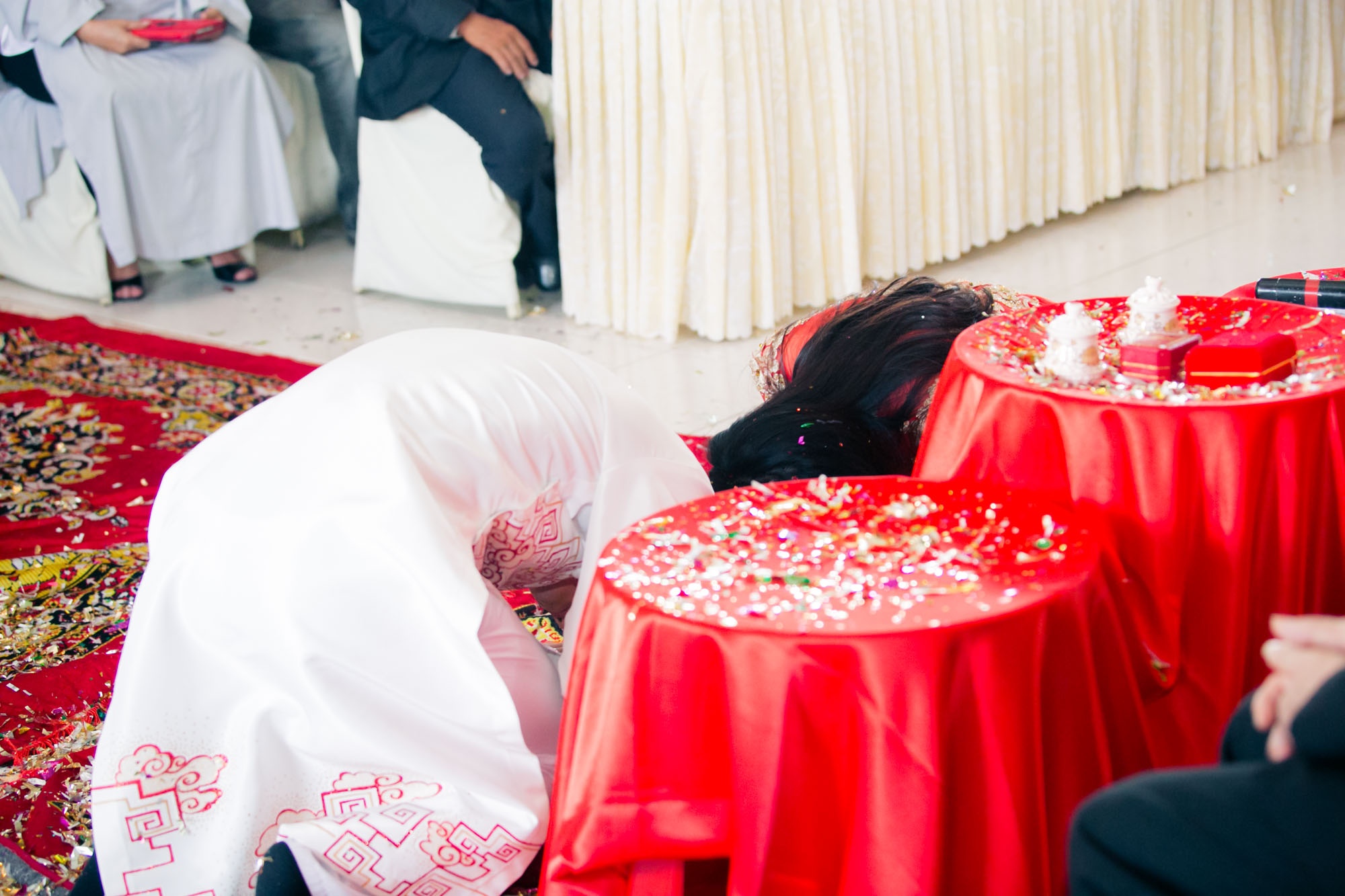 Thầy tiếp tục hỏi Công Vinh, khi con về nhà bố con có hỏi có mua yến xào không? Tiền đạo 29 tuổi lắc đầu. Sau đó, cặp đôi được sư thầy căn dặn rằng, có phải bố mẹ khi gặp tụi con đều hỏi, vợ chồng có hạnh phúc không hay cơm có lành, canh có ngọt không? Nếu các con muốn báo hiếu thì hãy sống thật hết lòng với nhau.