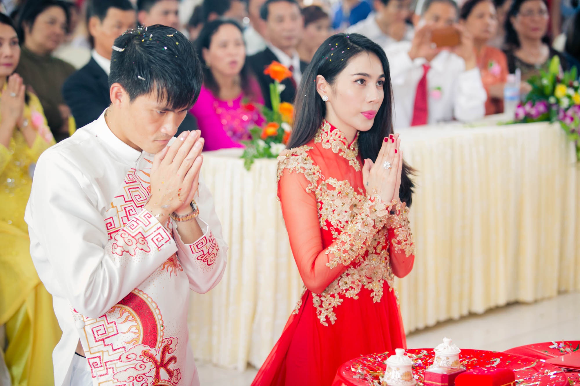 Cặp đôi nắm chặt tay nhau tuyên thề nơi cửa chùa.