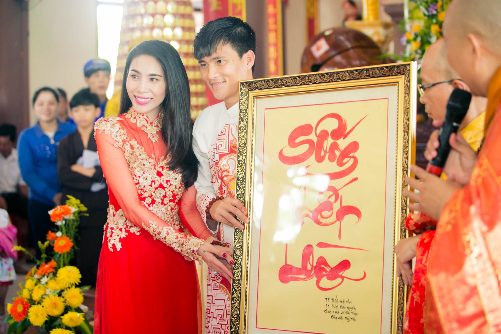 Món quà của các sư thầy trong chùa tặng cho cặp vợ chồng để căn dặn sống hết lòng với đời