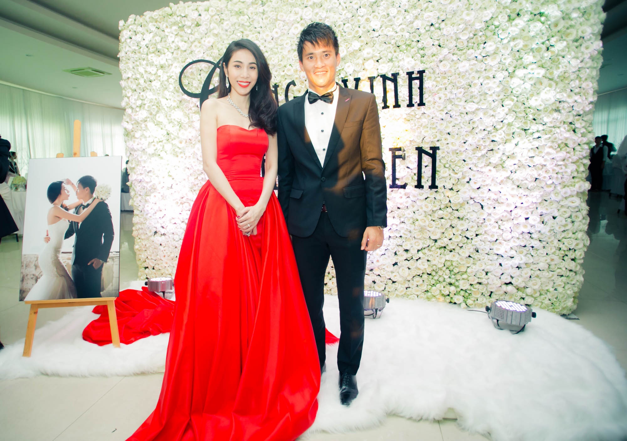 Cô dâu Thủy Tiên đẹp lộng lẫy trong bộ đầm đuôi cá có chiều dài khủng 3 mét - một thiết kế của NTK Đỗ Long. Theo tiết lộ, người đẹp sẽ mặc 3 chiếc váy trong hôn lễ trọng đại này.