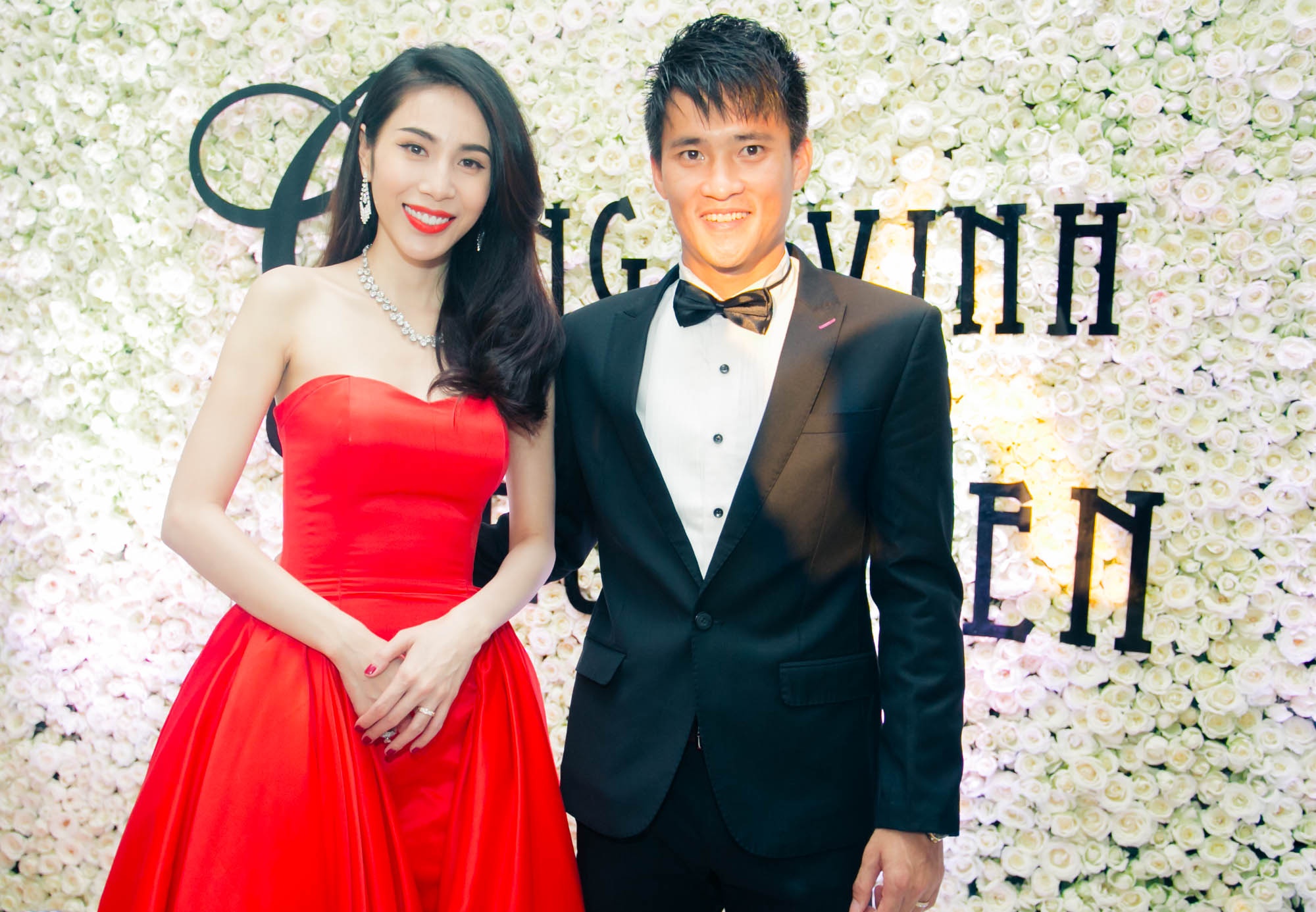 Chiếc váy cưới màu đỏ được may theo chuẩn phom dáng mảnh mai của bà mẹ một con giúp cô tôn những đường cong gợi cảm. Phần thân váy ôm sát cơ thể, khoe đôi vai trần của cô dâu. Công Vinh cho hay, anh thấy may mắn khi lấy được một người vợ vừa xinh đẹp vừa đảm đang như Thủy Tiên.