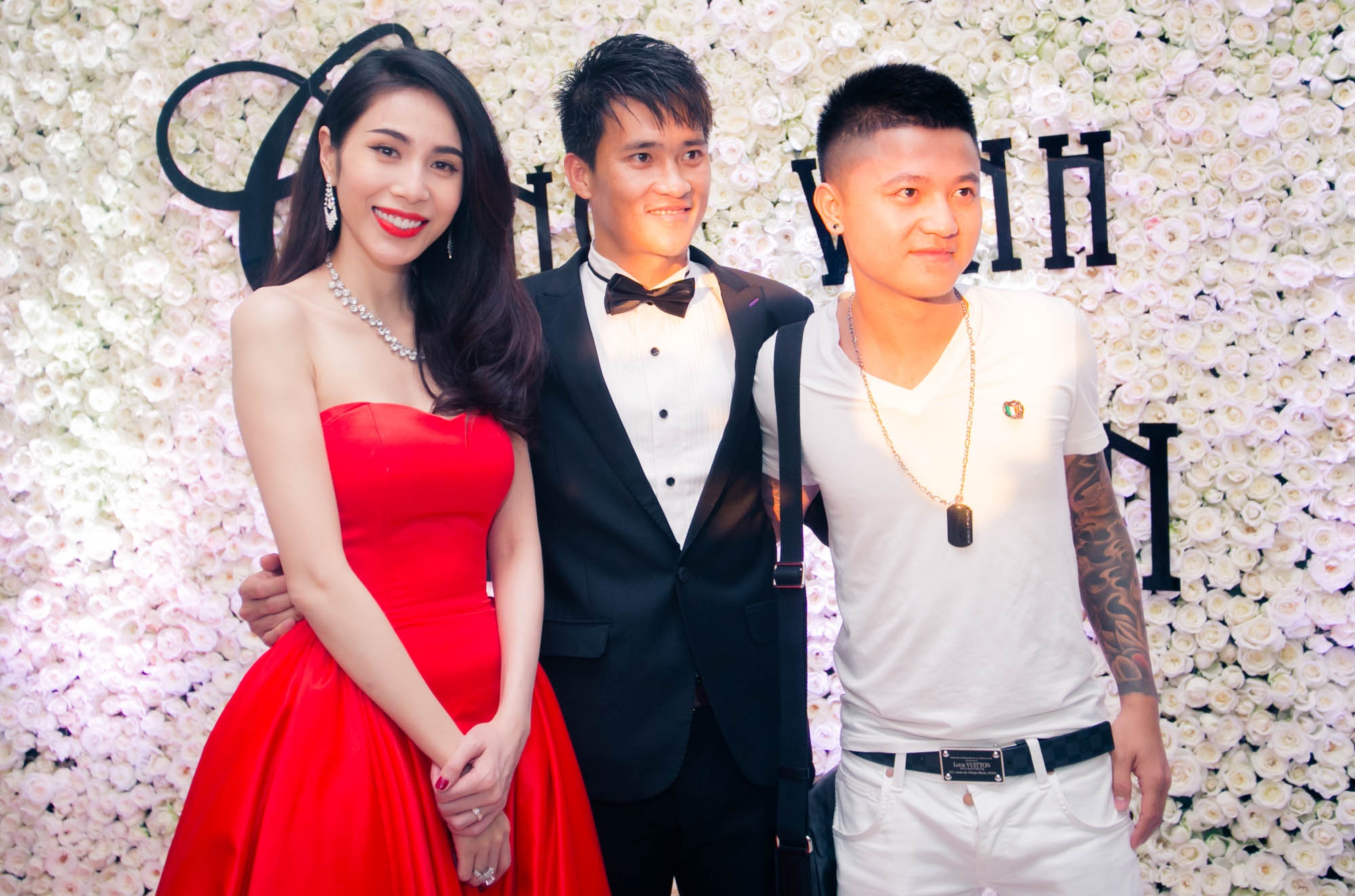 Cặp vợ chồng ca sĩ - cầu thủ chụp hình cùng đồng đội của Công Vinh. Do tổ chức hôn lễ nên cầu thủ mang áo số 9 lỡ trận đấu cùng đội nhà. Dù vậy, anh cho biết, công việc trăm năm vẫn là quan trọng nhất.