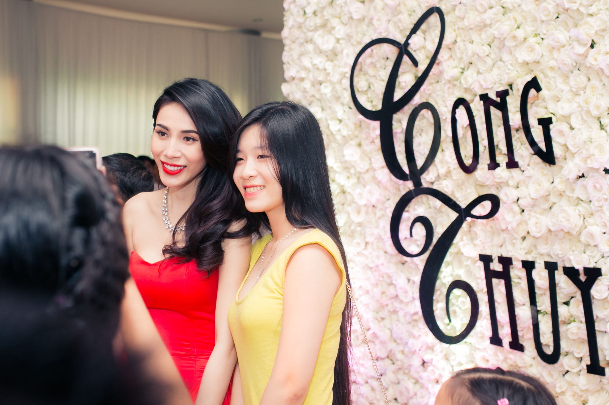 Thủy Tiên được ông xã Công Vinh đưa ra nhà hàng từ sớm để đón tiếp khách. Nữ ca sĩ gợi cảm trong chiếc váy cưới màu đỏ, khoe vai trần gợi cảm. Cô chụp hình kỷ niệm với từng khách mời.