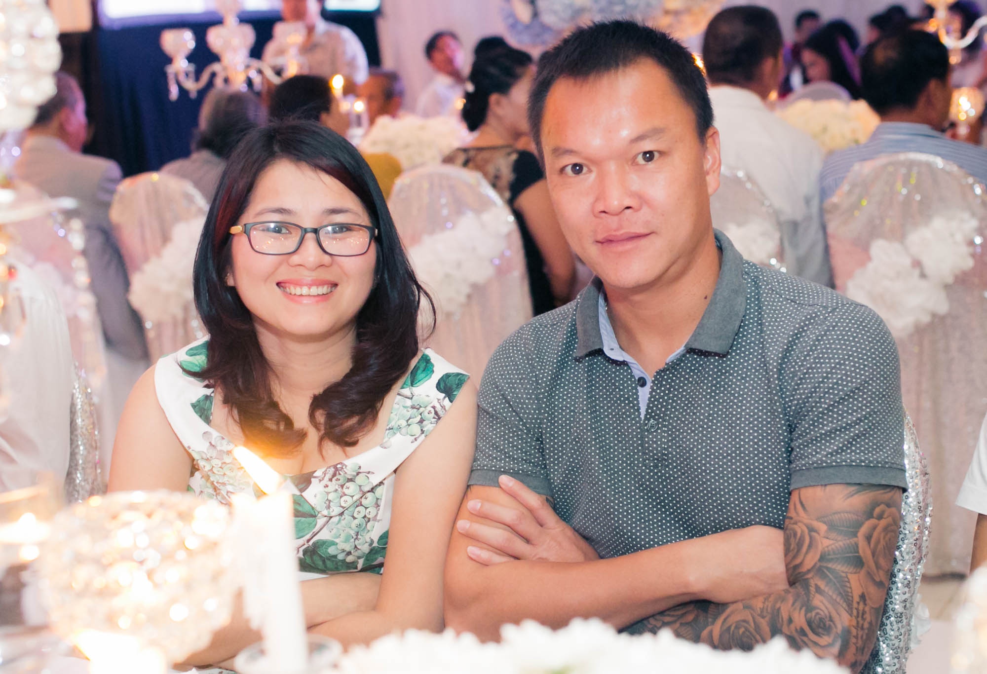 Vợ chồng danh thủ Dương Hồng Sơn cũng bay từ Hà Nội vào TP.HCM, sau đó, di chuyển xuống Kiên Giang để tham dự hôn lễ của Công Vinh. Ngoài đời, thủ môn T&T Hà Nội và ông xã của Thủy Tiên rất thân thiết. Trong các tiệc sinh nhật của con Hồng Sơn, vợ chồng cô đều tham dự.