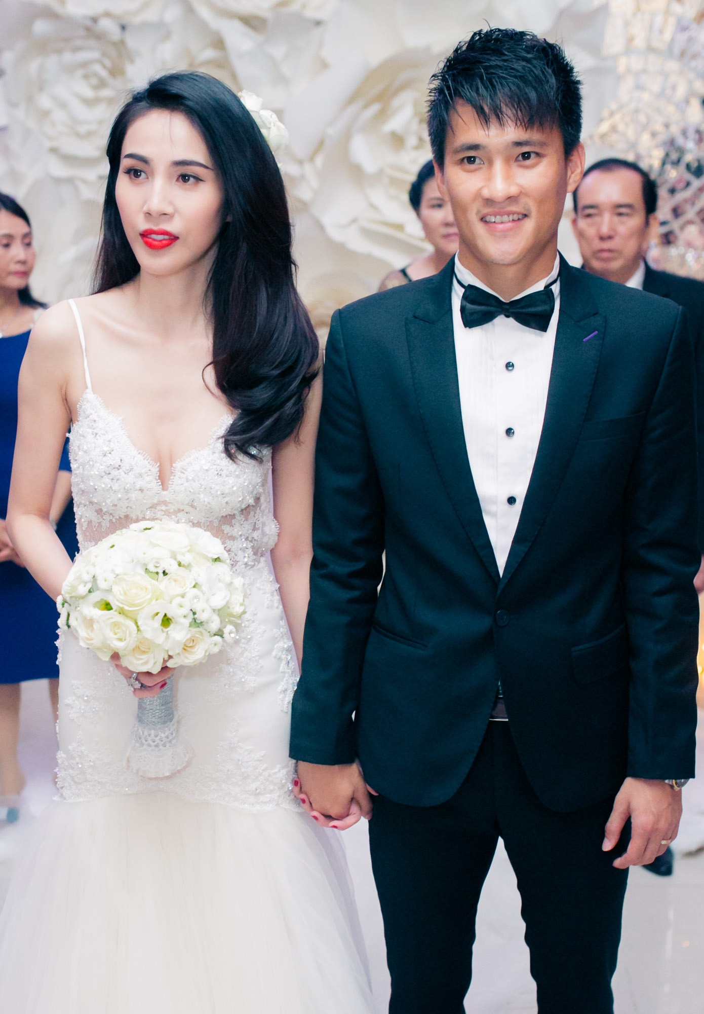 Bộ váy này được kết toàn bộ bằng đá swarovski cao cấp có giá tới nửa tỷ đồng. Hôn lễ mở màn bằng clip MV mới của Thủy Tiên có sự tham gia của ông xã Công Vinh. Cả hai tiến vào sân khấu dưới sự reo hò của khán giả và gia đình.