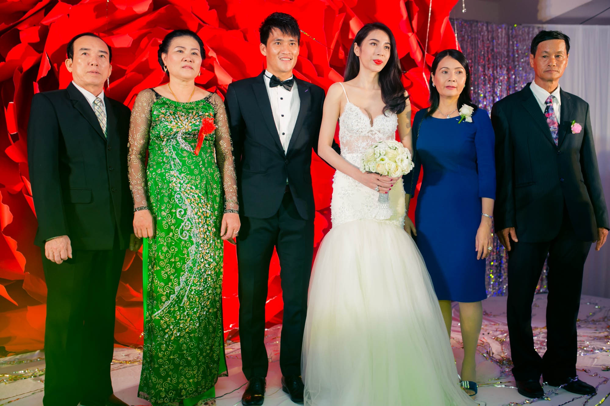 Thủy Tiên - Công Vinh cùng gia đình đứng trên sân khấu. Cặp đôi chia sẻ cùng quan khách rằng toàn bộ tiền cưới sẽ được chia làm 5 phần. Một phần gửi chùa, một phần đến vùng sâu vùng xa, một phần đến trường học Nguyễn Trung Trực nơi Thuỷ Tiên từng học để xây cầu.