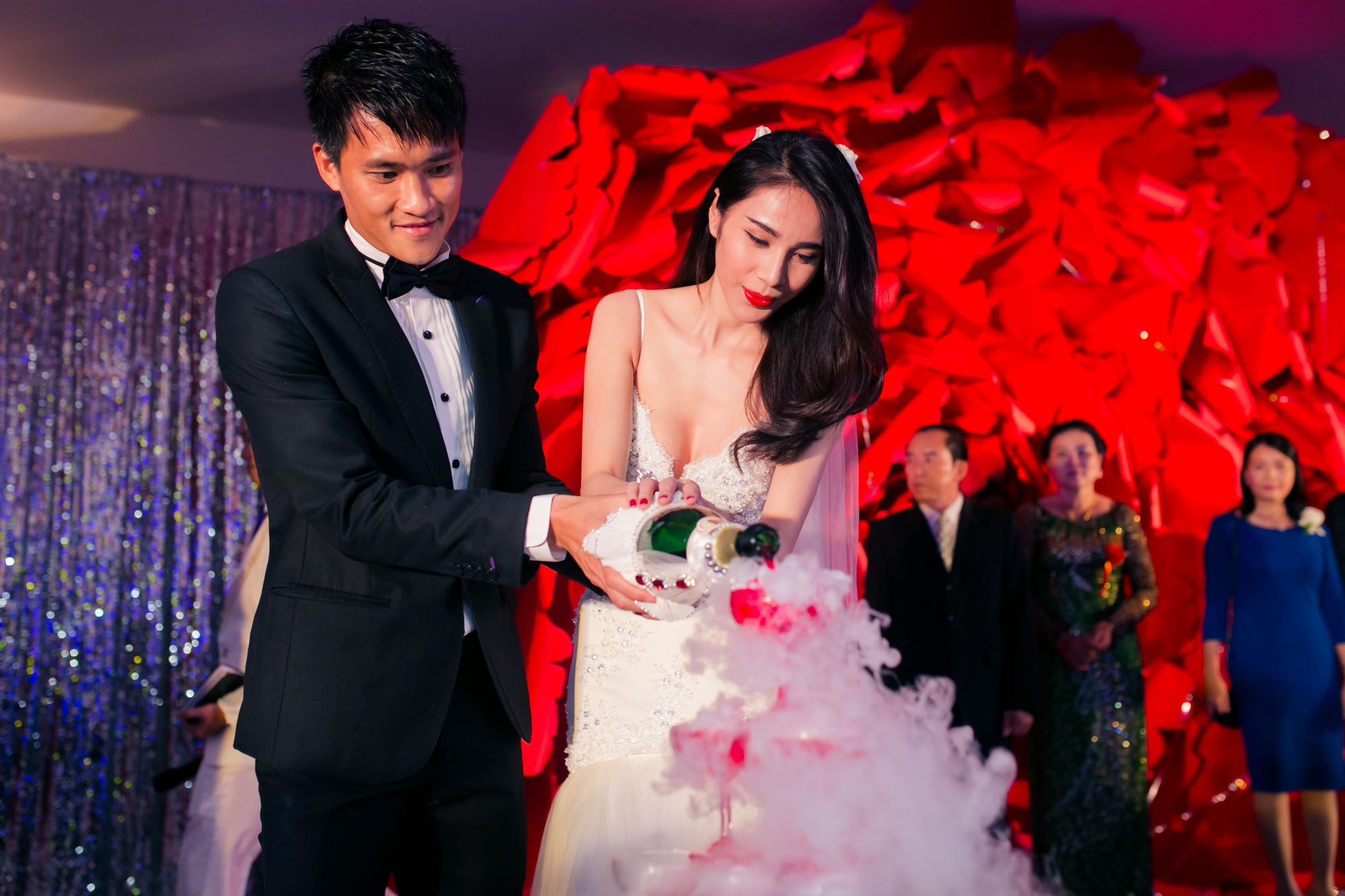 Đôi vợ chồng nổi tiếng thực hiện nghi thức rót rượu trước sự chứng kiến của gia đình và bạn bè. Vốn là người ít cười trước ống kính nhưng trong giây phút thiêng liêng, bà mẹ một con không giấu được cảm xúc hạnh phúc.