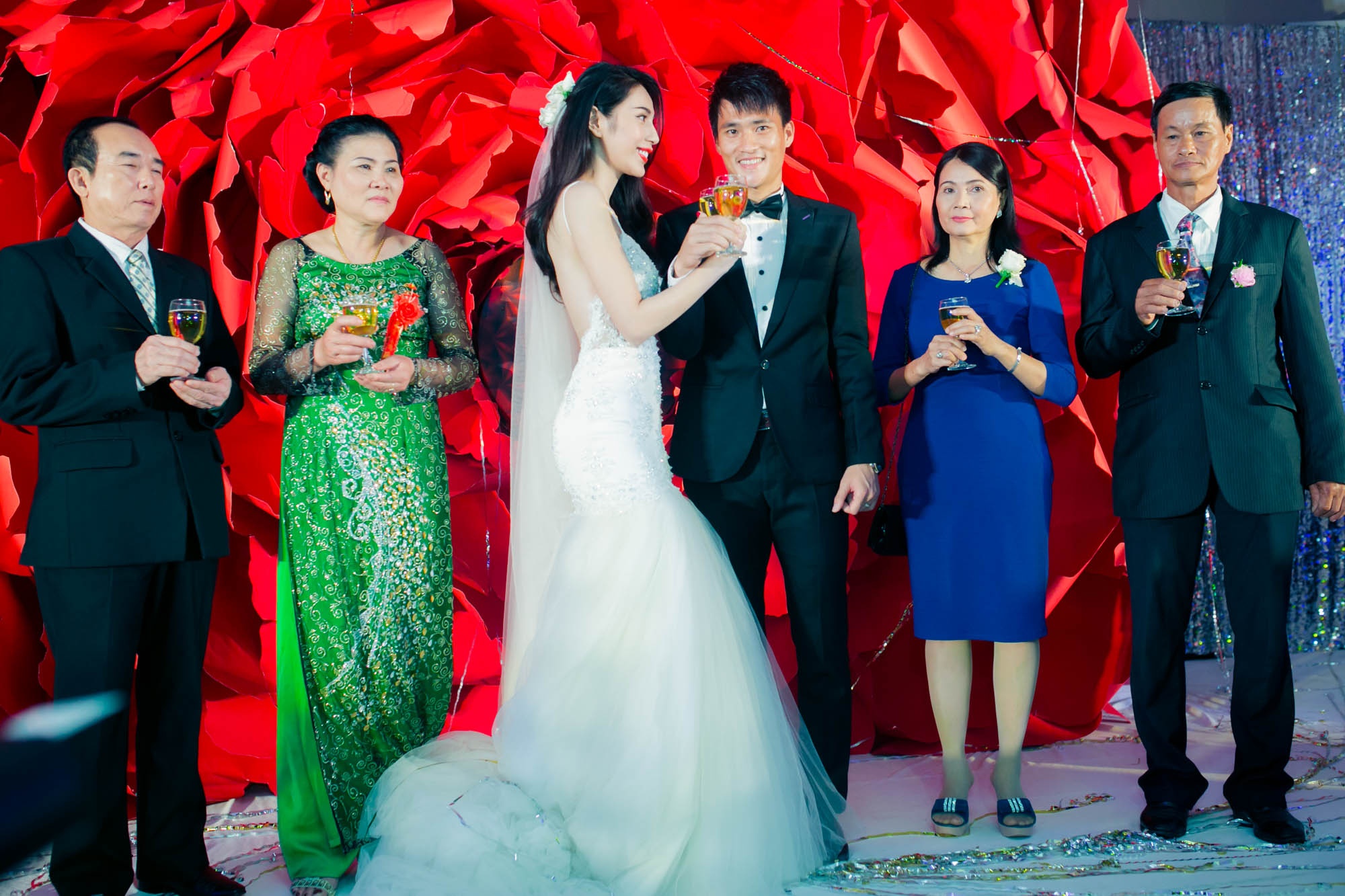 Vợ chồng Công Vinh - Thủy  Tiên cùng gia đình nâng ly cùng quan khách.