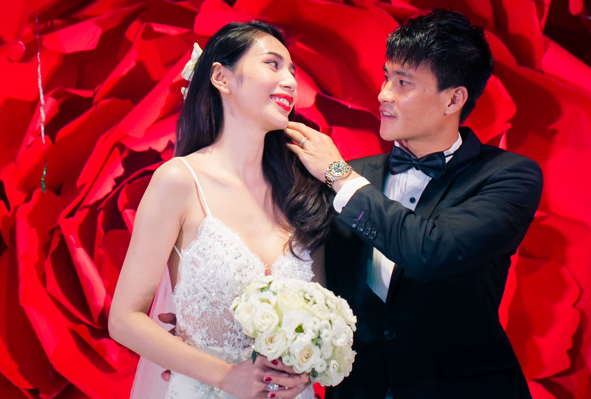 Cầu thủ nổi tiếng vén tóc giúp bà xã trên sân khấu hôn lễ.