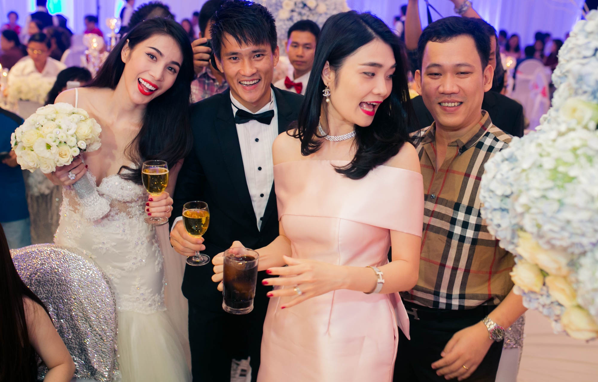 Cặp đôi đến từng bàn tiệc nâng ly cảm ơn quan khách đến dự đám cưới của cô. 