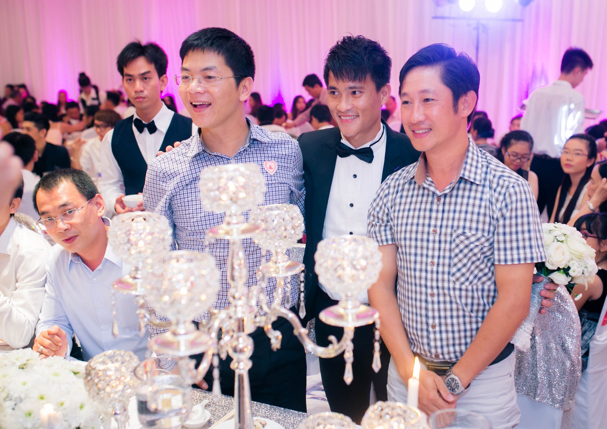 Công Vinh hân hoan khi những đồng đội không ngại đường xa xuống Kiên Giang dự lễ cưới của anh.