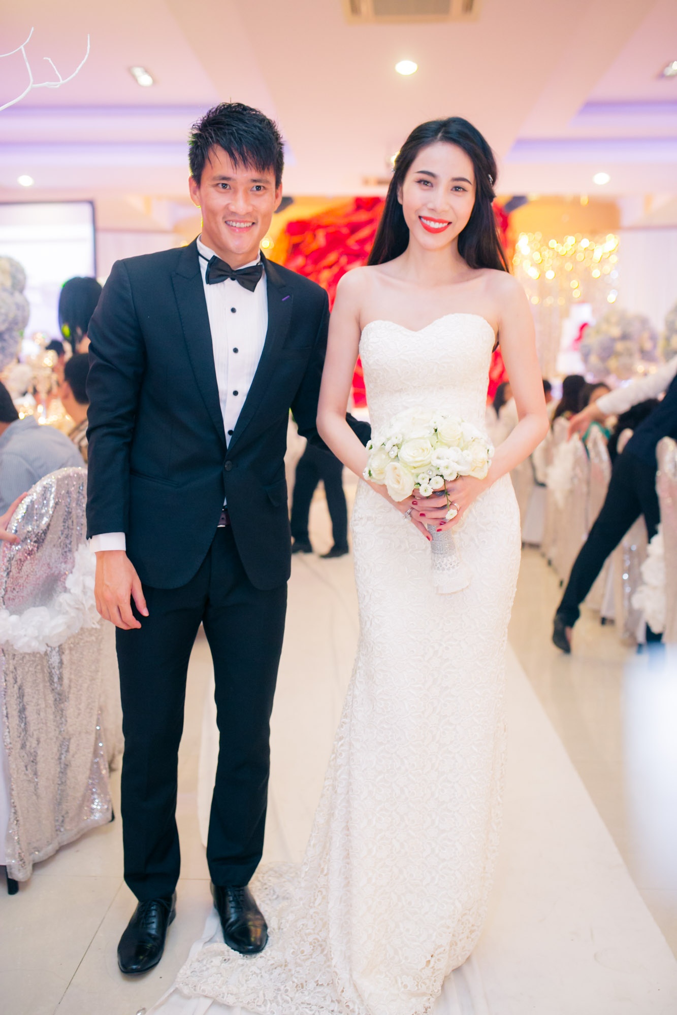 Sau nghi lễ cắt bánh, đôi vợ chồng lùi về hậu trường để sửa soạn trang phục mới. Bộ váy cưới thứ 3 được Thủy Tiện lựa chọn có dáng suông, ôm sát vóc dáng mảnh mai của cô dâu.