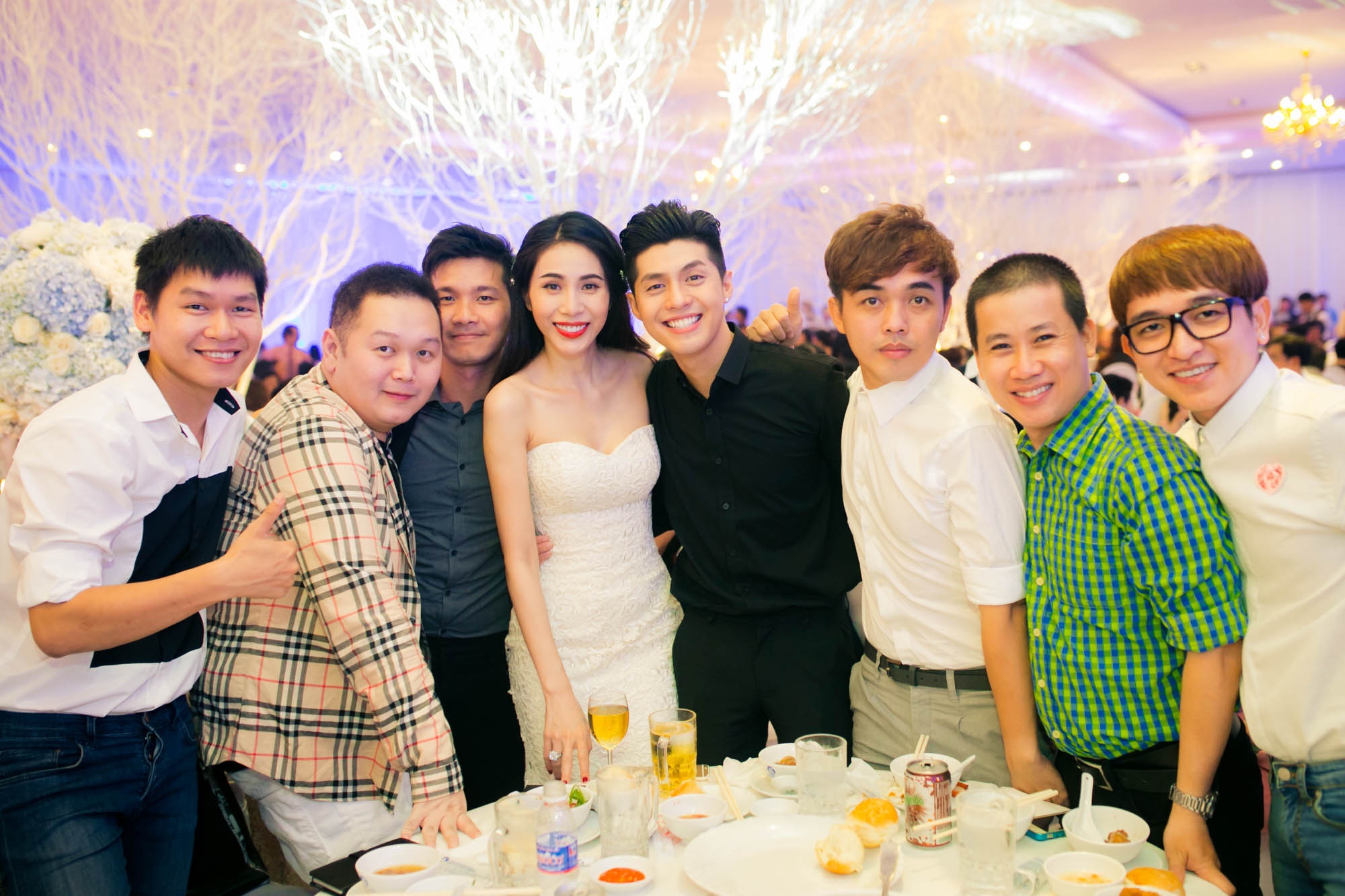 Thủy Tiên vui vẻ chụp hình bên những  người bạn.