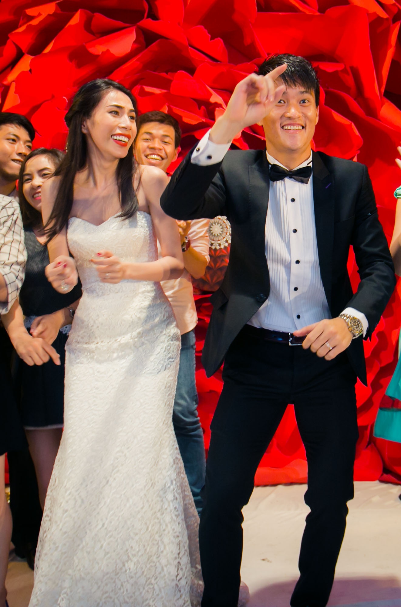 Vốn là người nhút nhát nhưng trong đám cưới, Công Vinh đã không ngần ngại, trổ tài 