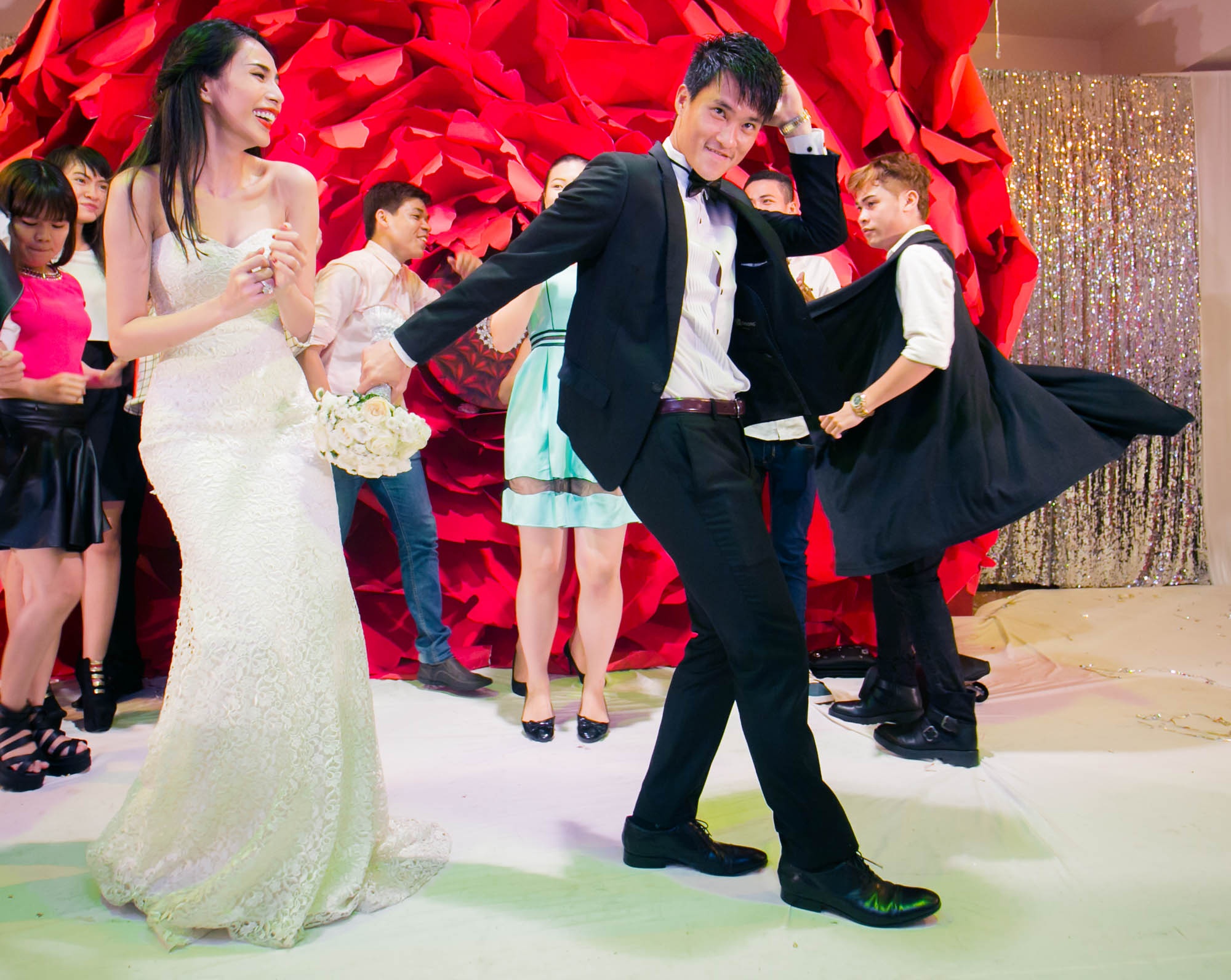 Thủy Tiên phấn khích và liên tục cười lớn khi thấy ông xã nhảy trong hôn lễ. Cô chỉ đứng vỗ tay và nhún nhảy theo tiếng nhạc của ca khúc Happy Wedding.