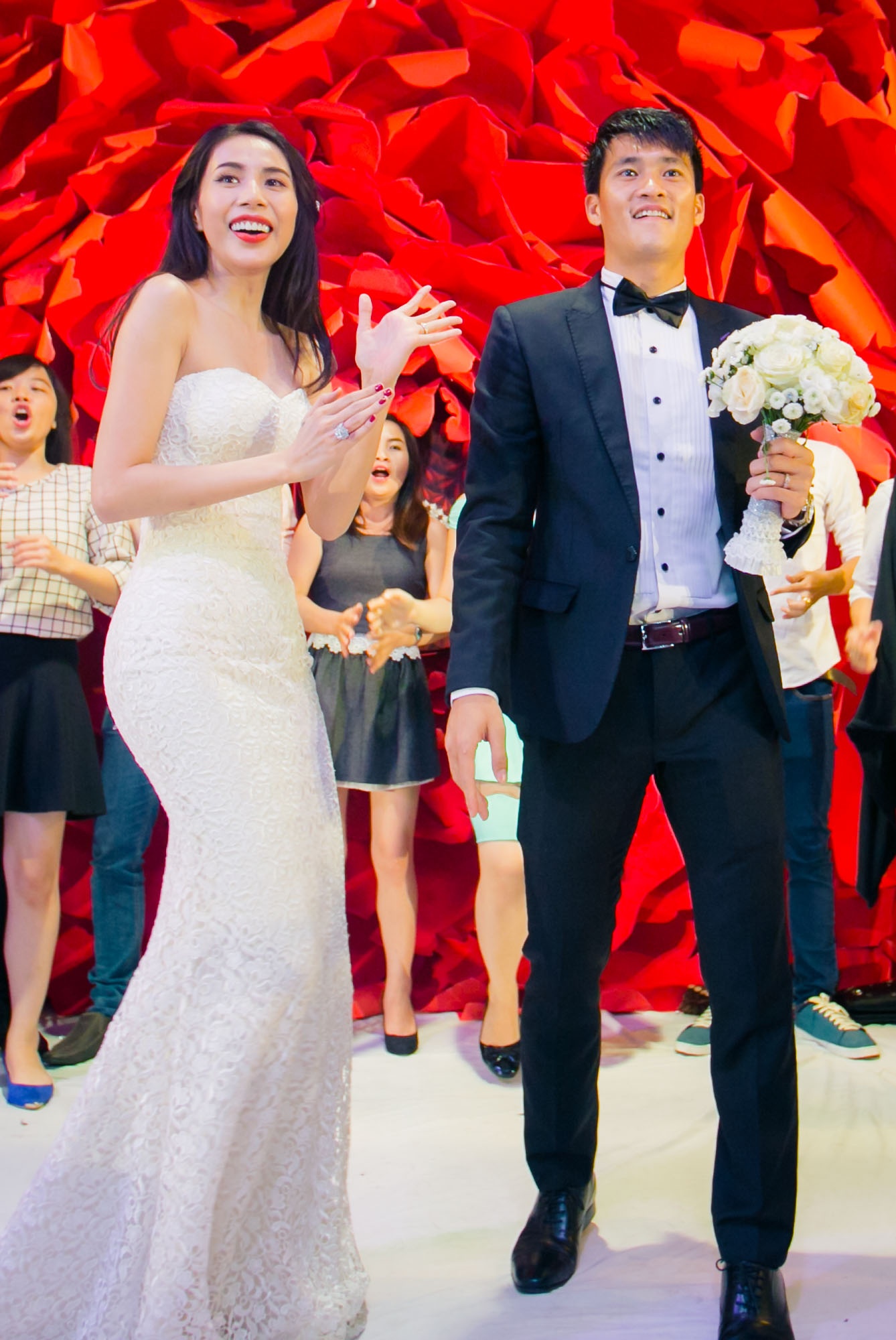 Sau màn nhảy vui nhộn trên sân khấu, cô dâu chú rể tung hoa cưới xuống phía dưới sân khấu để mang may mắn cho người bắt được.