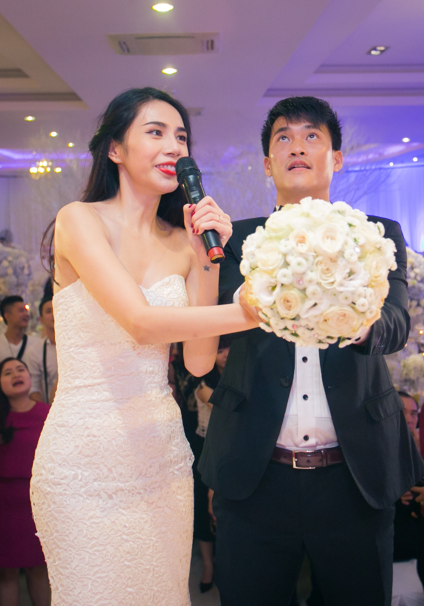 Cặp vợ chồng ca sĩ - cầu thủ nổi tiếng thích thú với màn tung bông. Họ đồng thanh hô một, hai, ba trước khi ném khiến mọi người hồi hộp.