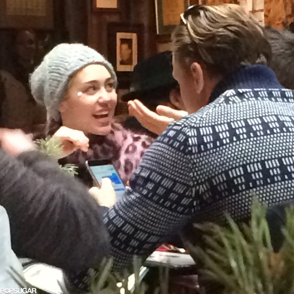 Nữ ca sĩ trẻ trong bữa ăn tối với hai bố con Arnold - Patrick.