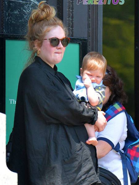 Hai mẹ con Adele trong một lần hiếm hoi đi chơi và bị chụp lại.