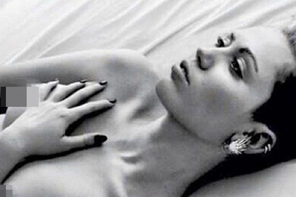 Miley Cyrus khoe tron vong 1 tren mang hinh anh