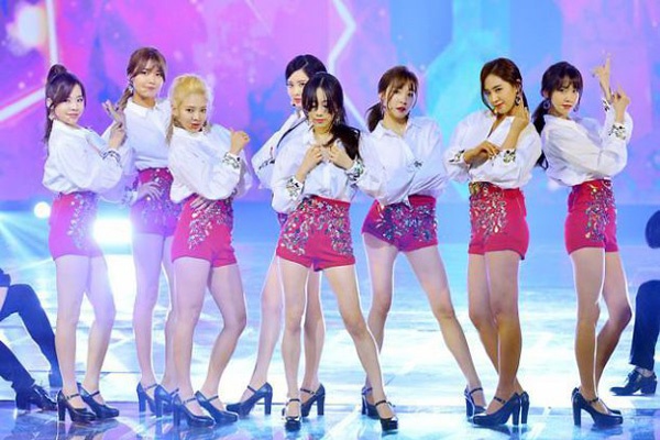 SNSD bi nem da vi nhai trang phuc hang hieu hinh anh