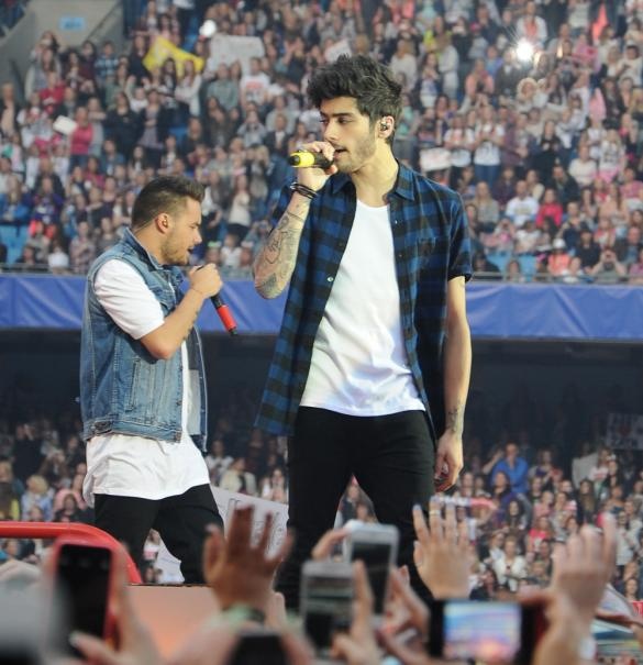 Đầu tháng 6/2014, nhóm One Direction có buổi diễn ở Edinburgh, Scotland nằm trong tour Where We Are. Khi gửi lời chào tới đám đông hâm mộ phía dưới, thành viên Zayn Malik hô to: “Xin chào Manchester!” Manchester là thành phố mà One Direction đến biểu diễn trước đó một ngày. Nhận ra sự nhầm lẫn, Zayn nhanh chóng gửi lời xin lỗi các fan. 