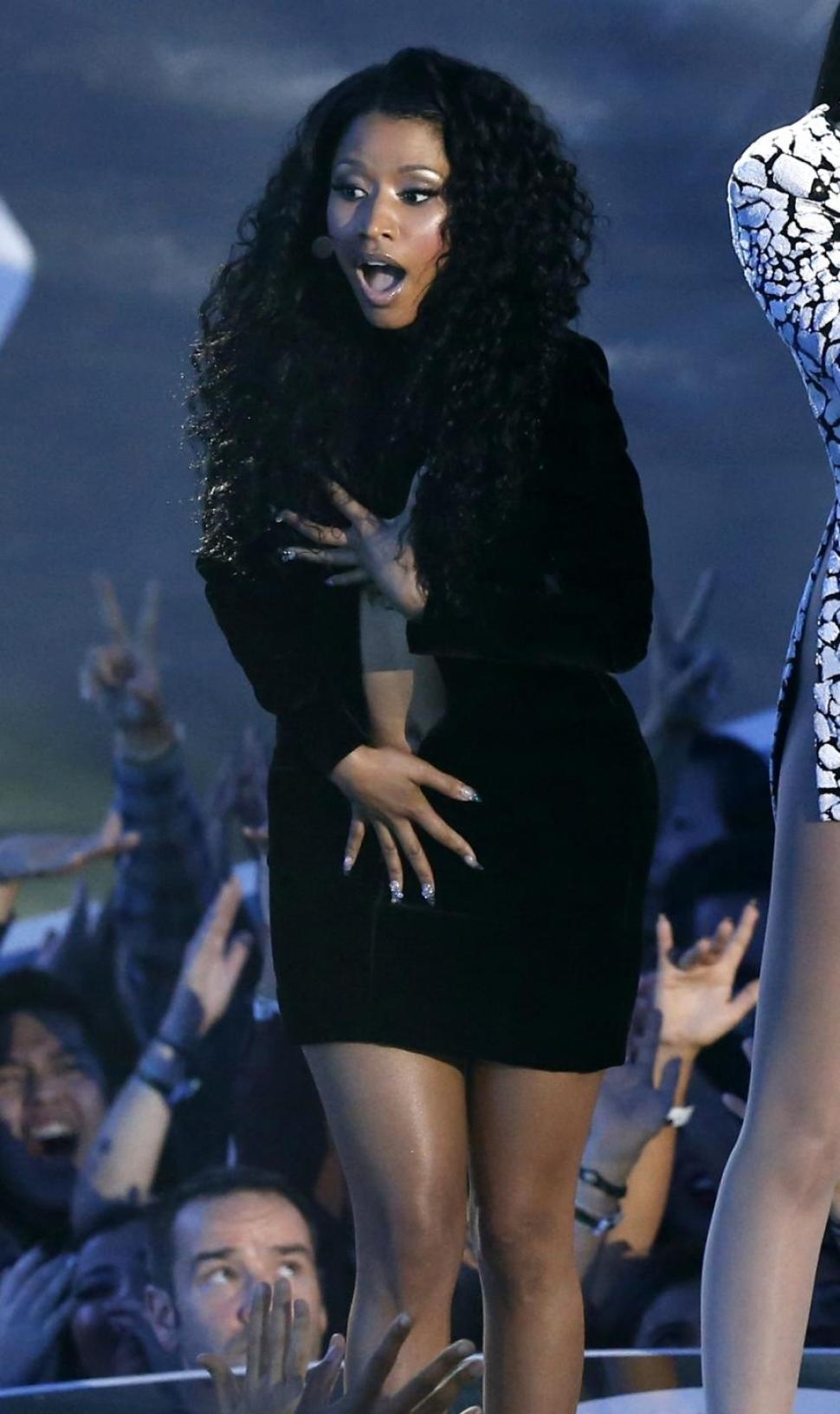 Ngay sát giờ biểu diễn ca khúc Bang Bang tại sự kiện MTV VMAs diễn ra vào tháng 8, nữ rapper Nicki Minaj gặp sự cố với bộ váy đen. Sự việc xảy ra bất ngờ nên Nicki không thể thay trang phục khác, cô vừa rap, vừa dùng tay giữ váy. Có tin đồn Nicki đã dàn dựng vụ tai nạn trên. 