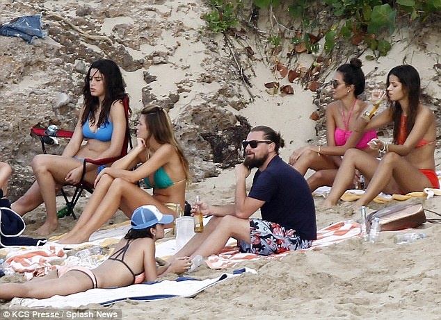 Leonardo DiCaprio tiếp tục quãng thời gian nghỉ ngơi trong những chuyến đi bù khú cùng bạn bè. Ngày đầu năm mới 2/1, cánh săn ảnh bắt gặp tài tử The Wolf of Wall Street xả hơi trên bãi biển St. Barts.