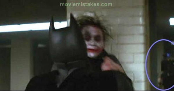 Hình ảnh người quay phim và camera đã lọt vào khung hình trong đoạn Batman tóm lấy Joker và đẩy hắn lên tường trong The Dark Knight (2008).