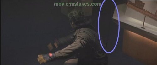 Chiếc dây cáp bảo đảm an toàn cho những cảnh hành động bay nhảy trên không được gắn lên người nam diễn viên Ray Park trong phân đoạn nhân vật Toad của anh đánh nhau với Storm.  Tuy nhiên vì một sơ suất mà khi biên tập, chiếc dây vẫn còn trên khung hình phim, tình tiết này có trong phim X Men (2004). 