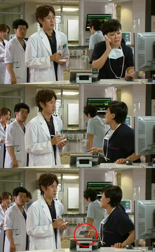 Loạt ảnh ghi lại một cảnh quay giữa Lee Min Woo (Lee Sun Gyun) trong phim Golden Time tưởng như hợp lý cho đến khi khán giả chỉ ra sự biến mất tạm thời của chiếc điện thoại trong tay nhân vật Song Kyung Hwa (Hong Ji Min). 