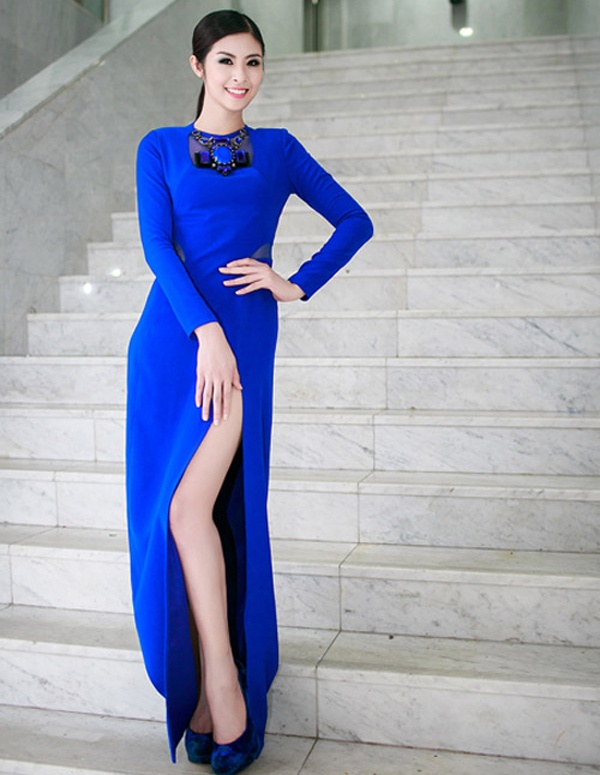 Đặt bàn tay lên phần xẻ tà váy khiến cách tạo dáng của hoa hậu Ngọc Hân gượng gạo, kém tự nhiên nhưng giúp cô tránh gặp hớ hênh.