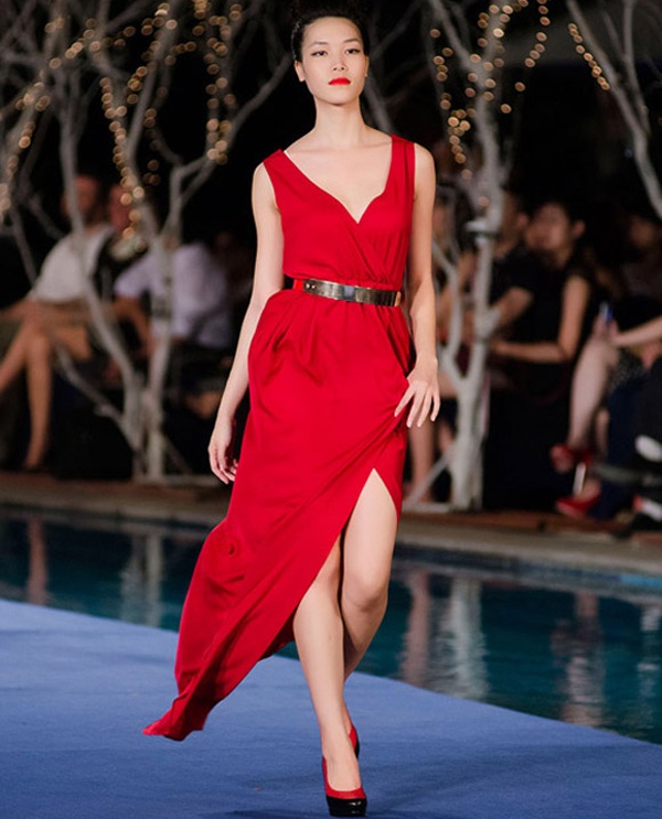Hoa hậu Thùy Dung sải bước trên khá nhiều sàn catwalk và cũng có không ít lần gặp sự cố với trang phục. Tại Tuần lễ thời trang Thu Đông 2013, người đẹp phải biểu diễn trong tình trạng vừa đi vừa giữ cho vạt váy xẻ cao không làm lộ cơ thể. 