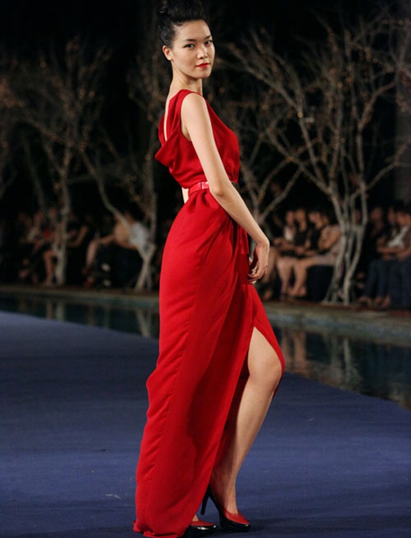 Thiết kế này được cho là khá bất tiện và khiến người mẫu không thể thoải mái trình diễn. 