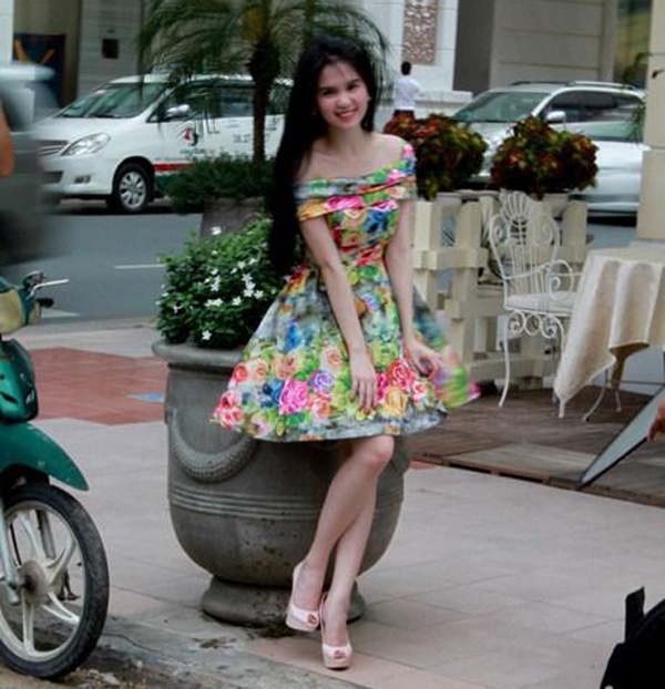 Trong một lần chụp ảnh ngoài trời, khi đang diện bộ váy xòe, người mẫu Ngọc Trinh phải dùng tay giữ để tránh cơn gió ùa tới có thể khiến váy bị tốc cao. 