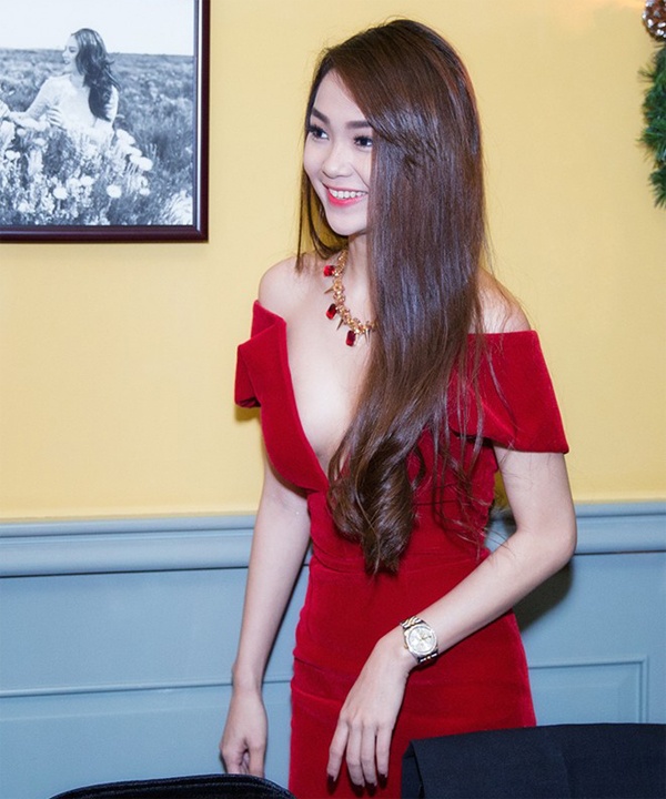 Là khách mời trong bữa tiệc cuối năm của Lý Nhã Kỳ, Minh Hằng và chân dài Thái Hà cùng chọn phong cách gợi cảm khi khoe khéo vòng 1. 