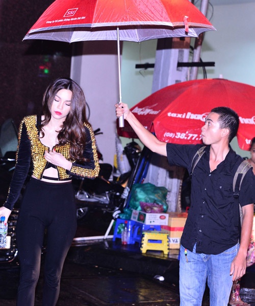 Một dịp khác, dù đã xuống khỏi sân khấu nhưng bà mẹ hai con vẫn giữ vạt áo lại để tránh khoảng hở quá đà. 