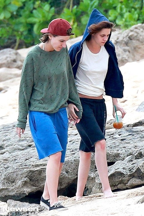 Trong kỳ nghỉ năm mới, Kristen Stewart và cô bạn Alicia Cargile – một nhà sản xuất hiệu ứng kỹ xảo 24 tuổi, chọn Hawaii làm địa điểm vui chơi. 