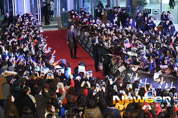 Từ lối vào thảm đỏ, tên của hai nam chính được các fan hò reo, đặc biệt là Lee Min Ho – nam diễn viên năm ngoái có bộ phim The Heirs gây sốt trên màn ảnh nhỏ. Anh dừng lại để ký tặng, chụp ảnh với fan.