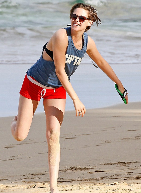 Kristen Stewart vui vẻ chơi ném bóng trên bãi biển với Alicia, cô gái cũng là người trợ lý cho nữ diễn viên. 