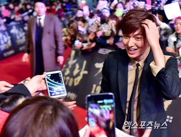 Lee Min Ho ghi điểm nhờ thái độ thân thiện. Anh chưa từng gặp sự cố làm mất lòng fan.