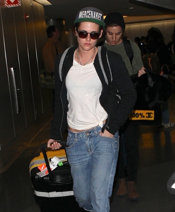 Sau kỳ nghỉ ở Hawaii, Kristen và Alicia trở về Los Angeles. Tại sân bay, khi được một người yêu cầu ký tên vào bức ảnh của cô và bạn trai cũ Robert Pattinson, Kristen đã chửi lại người đàn ông, cô nói: “Hãy biến cho khuất mắt tôi”. Gần đây, Kristen tâm sự cô muốn nghỉ ngơi sau 2 năm liên tục đóng phim. Giữa tháng 1 tới, cô sẽ có bộ phim mới Still Alice ra rạp. 